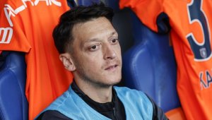 Medipol Başakşehirli futbolcu Mesut Özil ameliyat edildi