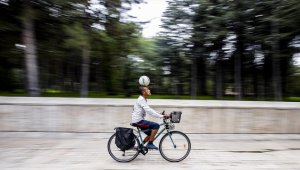 Meksikalı gezgin Nieto, kafasında futbol topuyla ülke ülke pedal çeviriyor