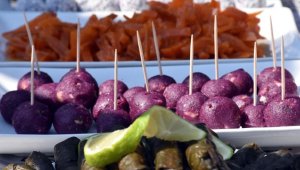 Muğla'da çiftçi aile tatlı patatesin rengarenk yemeklerini yapıyor 