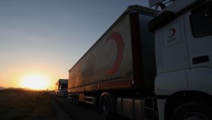 Türk Kızılay insani yardım malzemesi taşıyan 4 tırı daha Pakistan'a gönderiyor