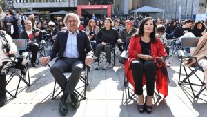 Türkan Şoray, hayranlarıyla "Selvi Boylum Al Yazmalım" filmini izledi