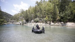 Zorlu eğitimin ardından su altında arama kurtarma yapıyorlar