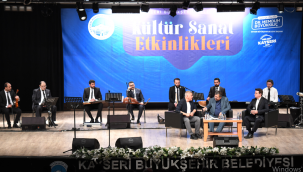 Başkan Büyükkılıç, Konser ve Şiir Dinletisinde Şarkı Söyledi