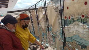 Kayseri'de "70'lik eller" köy çocukları üşümesin diye ilmek atıyor