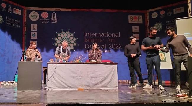 Pakistan'da İslam Sanatları Festivali'nde Türk ebru sanatı tanıtıldı
