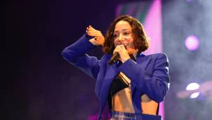 Şarkıcı Zeynep Bastık'a sahnede çirkin saldırı: Yüzüne lazer ışık tutuldu, sahneye pet şişesi atıldı