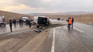 Sivas'ta otobüs devrildi, 2 kişi öldü, 20 kişi yaralandı