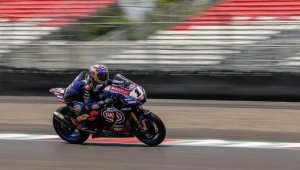 Toprak Razgatlıoğlu ilk yarışını kazandı, Can Öncü üçüncü bitirdi