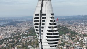 Vinçten düşen parçalar Çamlıca Kulesi'nin dış cephesinde hasar oluşturdu