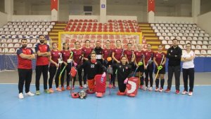 Hedefinde dünya şampiyonası olan Türk hokeyinin geldiği nokta takdir topluyor