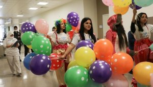 Kayseri Şehir Hastanesindeki hasta çocuklar "Küçük Kalpler Ekibi" ile moral buldu