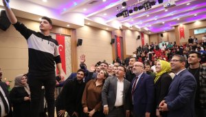 Kayseri Valisi Çiçek öğrencilerle bir araya geldi 