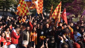 Kayserisporlu futbolcular Mane ve Uzodimma, öğrencilerle bir araya geldi