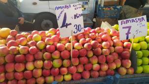Semt pazarında sebze ve meyve fiyatları 