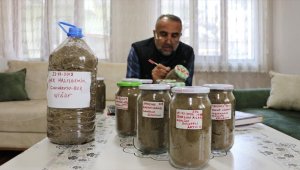 15 Temmuz şehitlerinin mezarlarını tek tek dolaşıp kabir toprağı biriktirdi