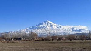 Ağrı Dağı'na 2,5 ay sonra kar yağdı