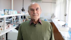 Akademide yarım asrı deviren emekli Prof. Dr. Güven birikimlerini öğrencileriyle paylaşmayı sürdürüyor