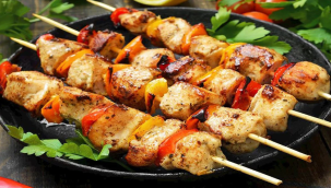 Akşama ne pişirsem diye düşünenlere tavuk çöp şiş! Bu tarif kebap ustalarında bile yok...