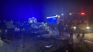 Aksaray'da bebeklerini hastaneye götürürken otomobilleriyle vince çarpan çift öldü