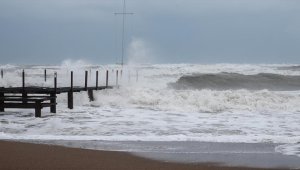 Antalya'da kuvvetli yağış ve fırtına etkili oldu