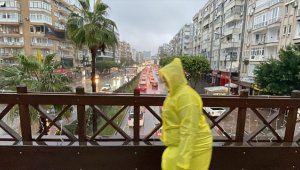 Antalya'da kuvvetli yağış ve fırtına etkili oluyor