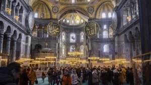 Ayasofya, yapımında kullanılan 30 farklı tür ve kökenden taşla "doğal taş müzesi" gibi