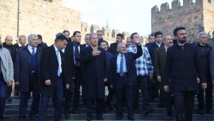 Bakan Akar, tarihi kalede vatandaşlarla buluştu