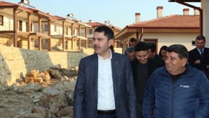 Bakan Kurum, Manavgat'ta 2021'deki yangın sonrası inşa edilen evleri inceledi