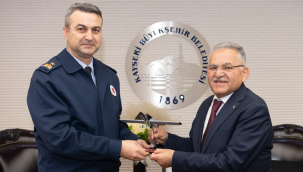 Başkan Büyükkılıç'a Garnizon Komutanı Taşan'dan Anlamlı Hediye