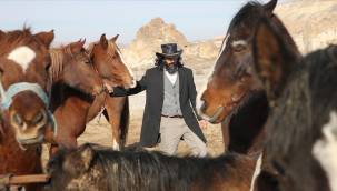 Beden eğitimi öğretmeni boş vakitlerinde gönüllü seyislik yapıyor