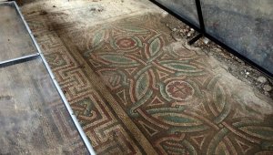 Belediye işçilerinin bulduğu mozaikler cam kafesle kapatılarak sergileniyor