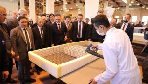 Bu okulda pamuktan ip, ipten kumaş ve kumaştan yatak üretiliyor