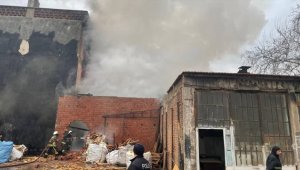 Bursa'da kereste imalathanesinde çıkan yangın kontrol altına alındı