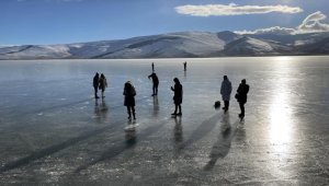 Büyük bölümü donan Çıldır Gölü turistleri ağırlamaya devam ediyor