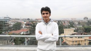 Çaldığı piyano ile konuşulan 19 yaşındaki kuryenin hedefi konservatuvar okumak