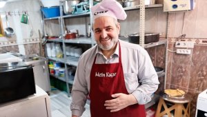 Camide imamlık, ihtiyaç sahipleri için mutfakta aşçılık yapıyor