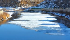 Doğu Anadolu'da göletler ve akarsular buz tuttu