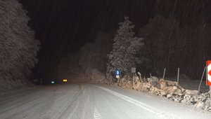 Domaniç-İnegöl kara yolunda kar ulaşımda aksamaya neden oluyor