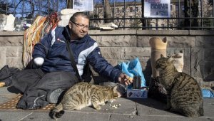 Engelli satıcı, kitapları yoldaş ettiği tezgahıyla 4 çocuğunu okutuyor