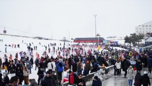 Erciyes Kayak Merkezi'ne binlerce kişi akın etti