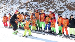 Erzurum'un kırsal mahallelerindeki çocuklar kayakla tanışıyor 