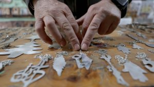 Filistinli inşaat mühendisi İsrail'in kendilerine attığı gaz bombalarını aksesuarlara dönüştürüyor