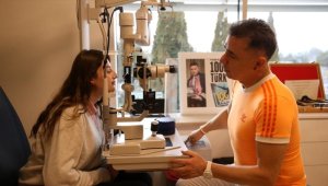 Gözünü kapatamayan hastalar göz kapaklarına takılan altınla tedavi ediliyor