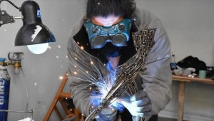 Güzel sanatlar öğrencisi duvarları renklendirip, atık malzemeleri sanat eserine dönüştürüyor