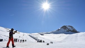 Hakkari'deki 2 bin 800 rakımlı kayak merkezinin birinci etabı sezonu açtı