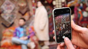 Halı mağazasını fotoğraf stüdyosuna dönüştürdü