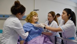 Hemşire adayları mesleğe yüksek gerçeklikli simülatörle hazırlanıyor