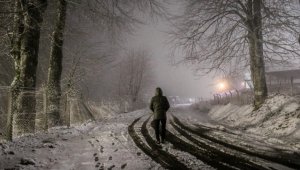 İnegöl-Domaniç kara yolunda kar yağışı ulaşımı olumsuz etkiledi