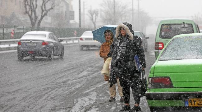 İran'da yoğun kar yağışı ve soğuk nedeniyle resmi kurumlar tatil edildi