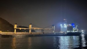 İstanbul Boğazı'ndaki gemi trafiği karaya oturan yük gemisi nedeniyle askıya alındı 